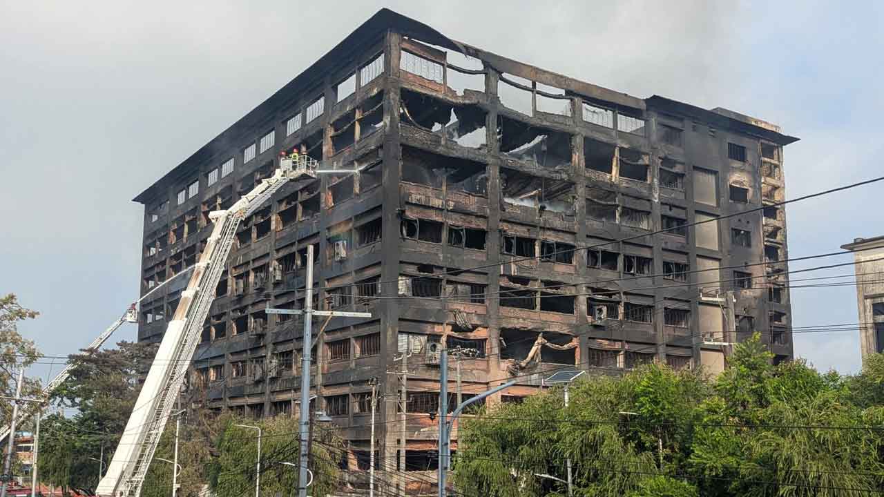 সিইপিজেডে ভয়াবহ অগ্নিকাণ্ড: আগুন নিয়ন্ত্রণে এলেও পুরোপুরি নেভেনি